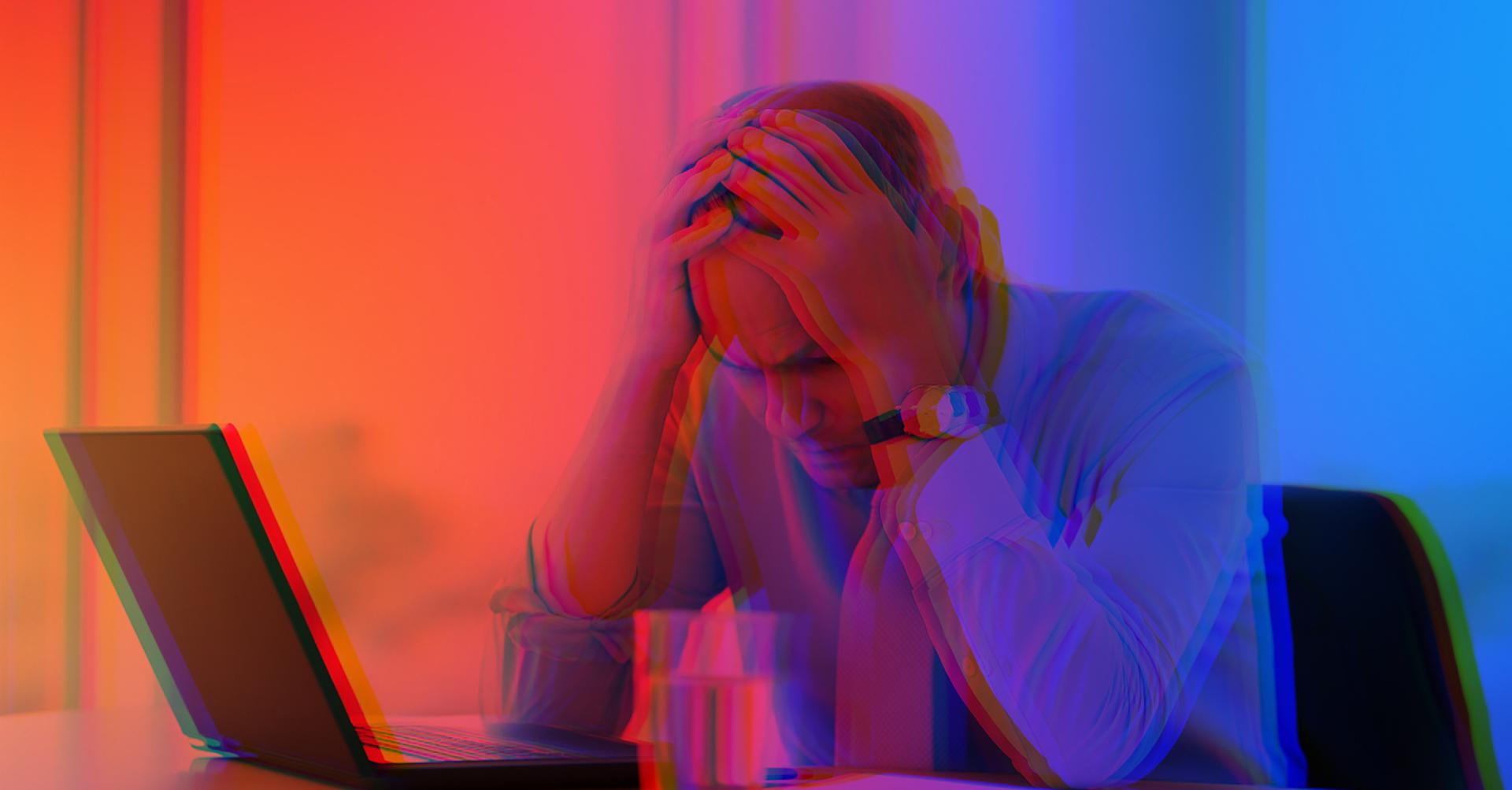 Gefrustreerde man achter zijn laptop: denkfouten bij het presentatie maken